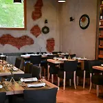 Pod Zidom Rooms